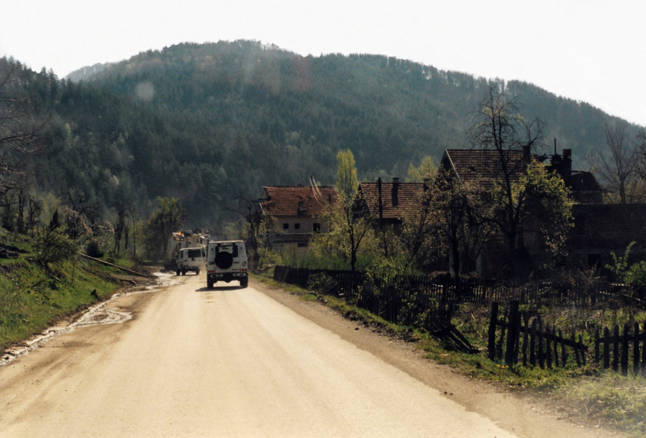 Dutch UNPROFOR peacekeepers provide armed guidance near a Serbian position in no man's land, Bosnia, April 1995